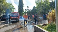 Walikota Sukabumi Achmad Fahmi saat membersihkan lokasi Jalan Dago