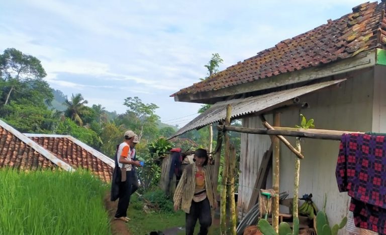 Warga Desa Sindangraja, Kecamatan Curugkembar, Kabupaten Sukabumi