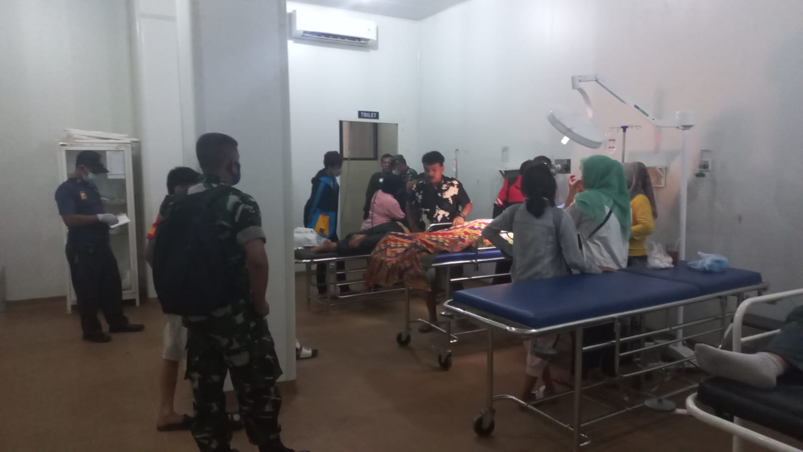 Salah satu korban pembacokan di TPU Palabuhanratu pada saat mendapatkan penanganan medis.