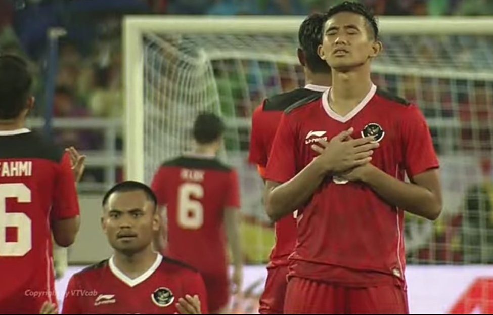 Para pemain Timnas Indonesia saat berdoa jelang kemenangan atas Malaysia