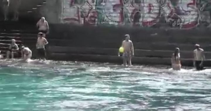 Sejumlah wisatawan lokal dan internasional pada saat akan melakukan berenang