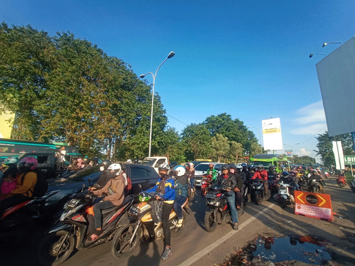 ARUS BALIK. Suasana di Jalan Pantura Kota Cirebon
