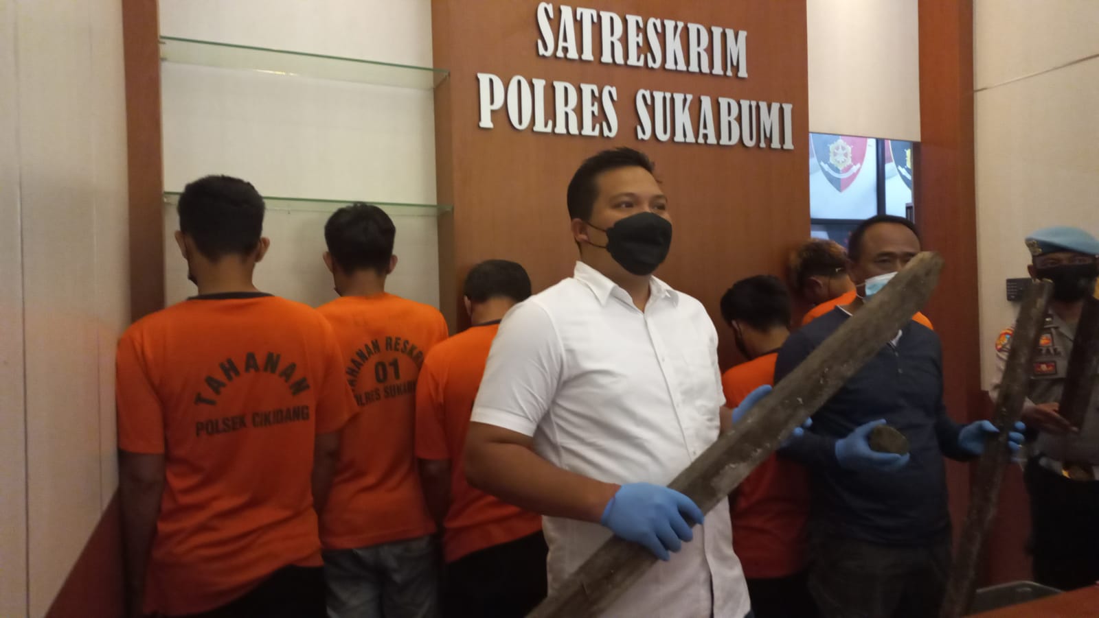 Polisi saat menunjukan barang bukti pengrusakan Pos Retribusi Pantai Ujunggenteng