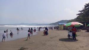 Pantai Palabuhanratu Kembali Dipadati Wisatawan, Begini Penampakannya