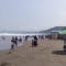 Sejumlah wisatawan pada saat menggunjungi pantai Palabuhratu