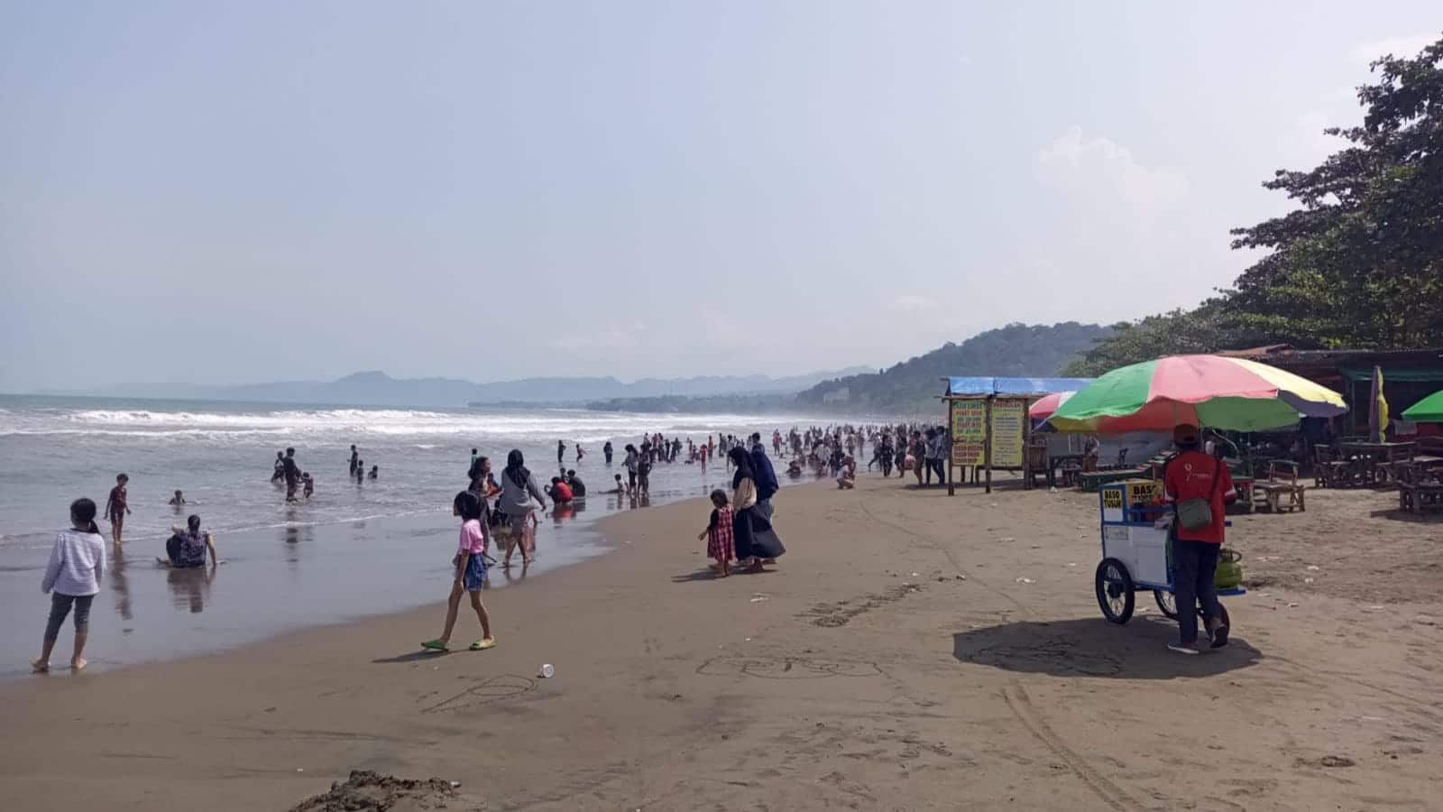 Sejumlah wisatawan pada saat menggunjungi pantai Palabuhratu