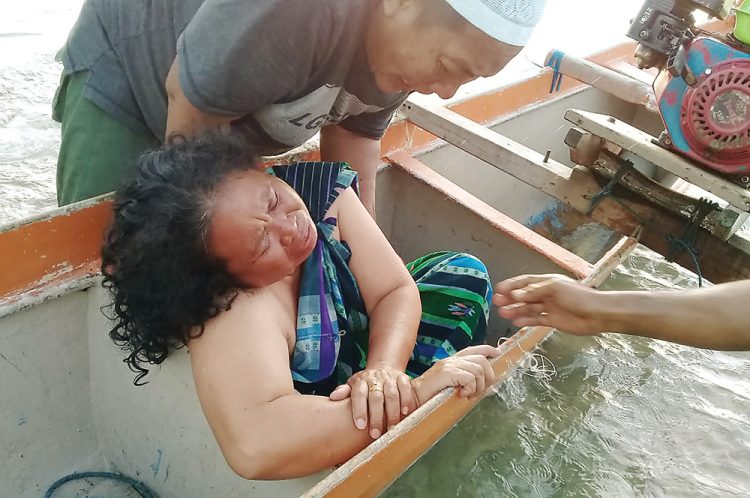 Seorang penumpang KMN Ladang Pertiwi setiba di pantai