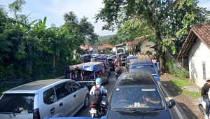 Terjebak Macet, Ratusan Kendaraan Menuju Palabuhanratu Balik Arah