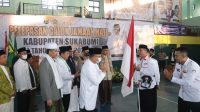 Wakil Bupati Sukabumi Iyos Somantri  saat melepaskan calon haji