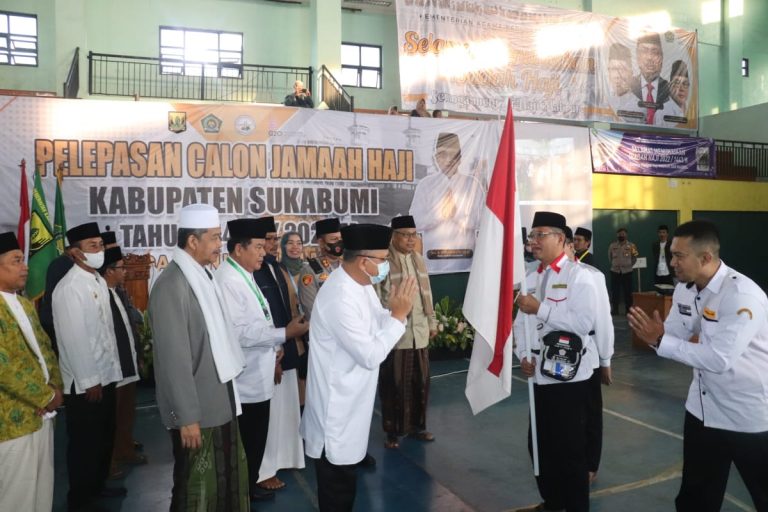 Wakil Bupati Sukabumi Iyos Somantri  saat melepaskan calon haji