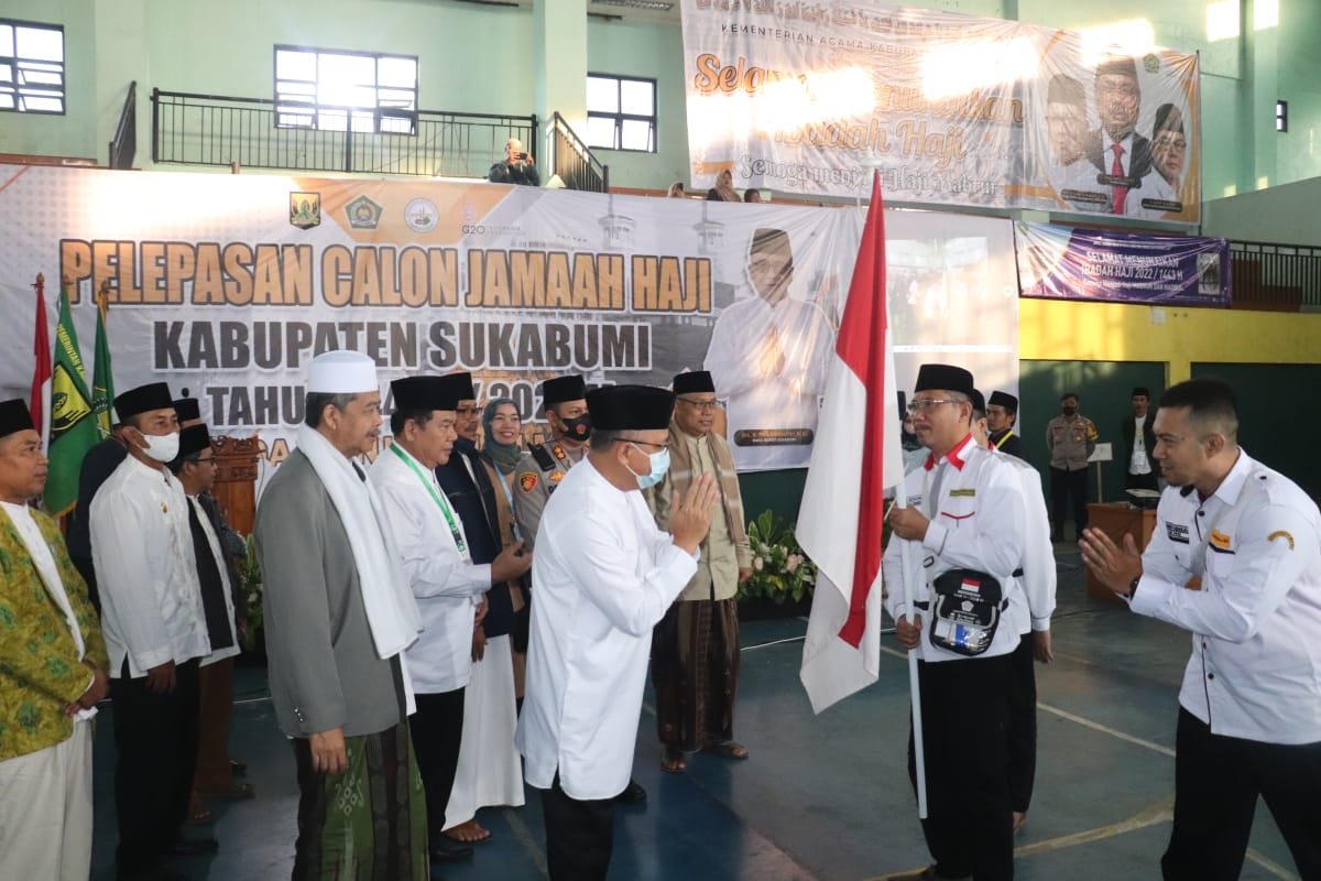 Wakil Bupati Sukabumi Iyos Somantri  saat melepaskan calon haji
