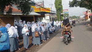 Update Pemakaman Eril di Cimaung, Ribuan Pelajar Berdiri di Jalan