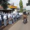 Ribuan pelajar dan warga memadati jalan menunggu pemakaman Eril
