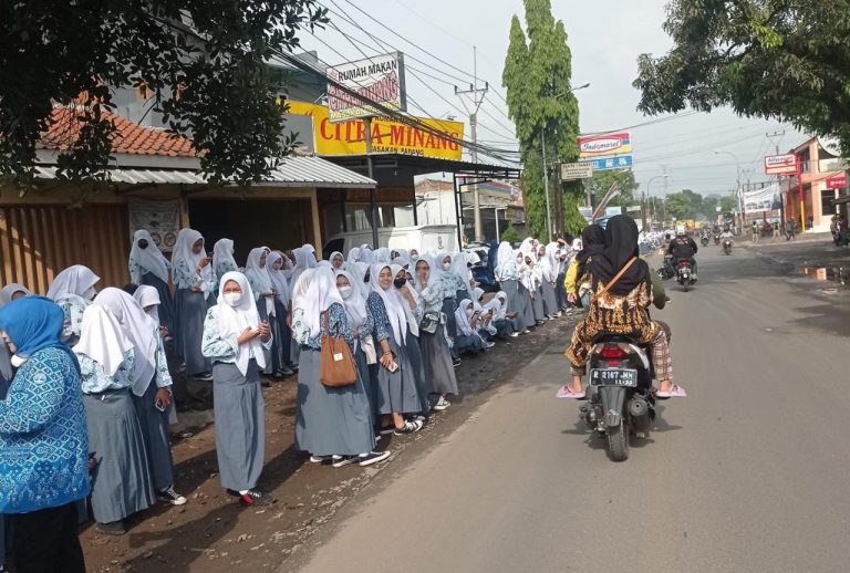 Ribuan pelajar dan warga memadati jalan menunggu pemakaman Eril