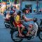 Mengendarai sepeda motor dengan hanya