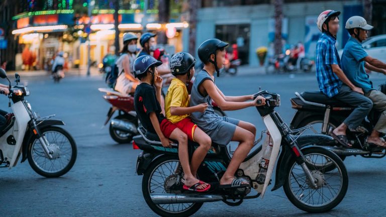 Mengendarai sepeda motor dengan hanya