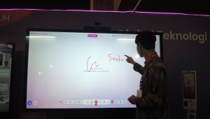 Hadir, SENTUH Smart Board, Papan Digital Canggih Buatan Dalam Negeri,  Keunggulannya ?