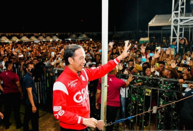 Presiden Joko Widodo bersama masyarakat