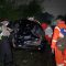 Warga saat mengevakuasi mobil yang tertabrak Kereta Api