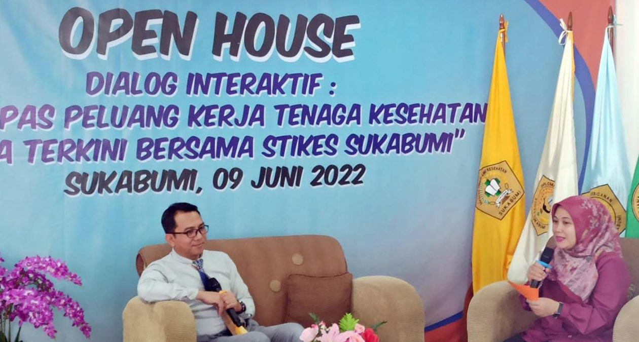 Ketua STIKes Sukabumi Iwan permana saat menyampaikan informasi mengenai STIKes Sukabumi kepada masyarakat