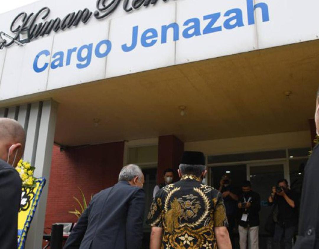 Sejumlah tokoh dan keluarga saat menyambut Jenazah anak sulung Gubernur Jabar Ridwan Kamil,