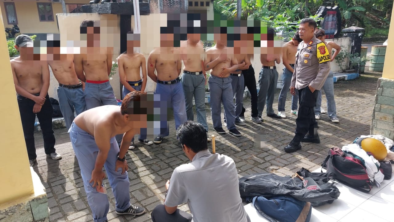 Pelajar SMK asal Bogor saat diamankan polsek Cisolok