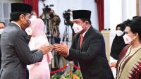 Jokowi menyalami Hadi Tjahjanto