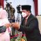 Jokowi menyalami Hadi Tjahjanto