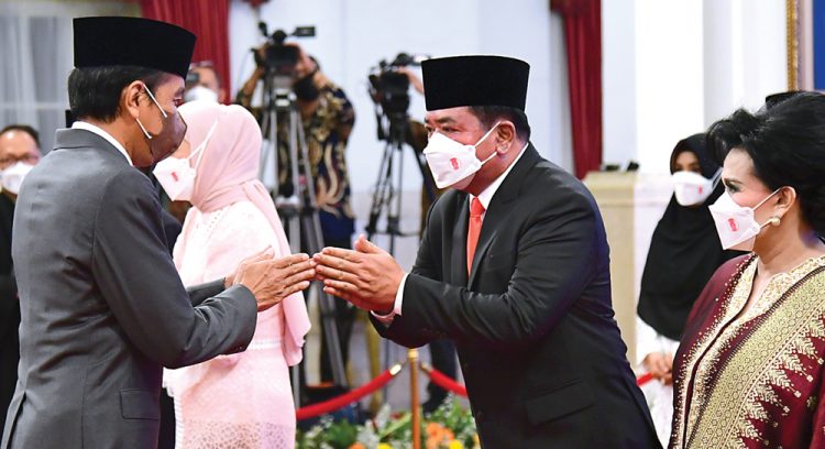Jokowi menyalami Hadi Tjahjanto