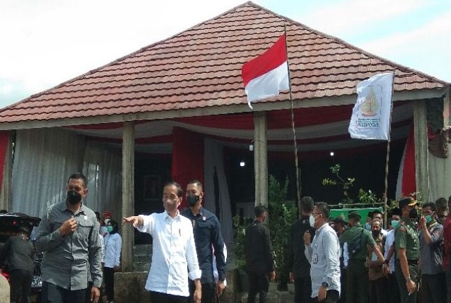 Presiden Joko Widodo menyapa masyarakat