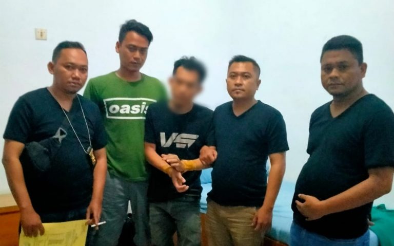 Pelaku saat diamankan jajaran kepolisian polsek Jampang