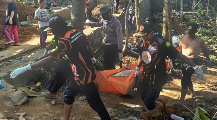 Evakuasi mayat tidak dikenal di Sungai