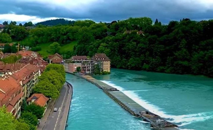 Situasi wilayah sungai Aare Bern Swiss dikabarkan mendung dan turun hujan.