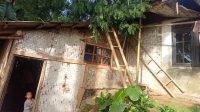 Pohon tumbang menimpa rumah warga, di Kampung Tenjolaya