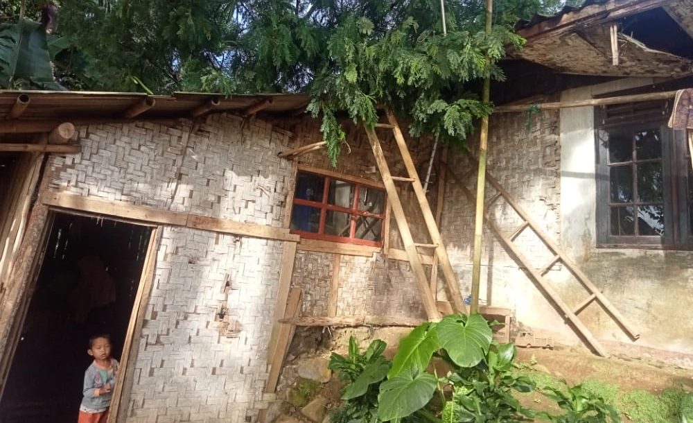 Pohon tumbang menimpa rumah warga, di Kampung Tenjolaya
