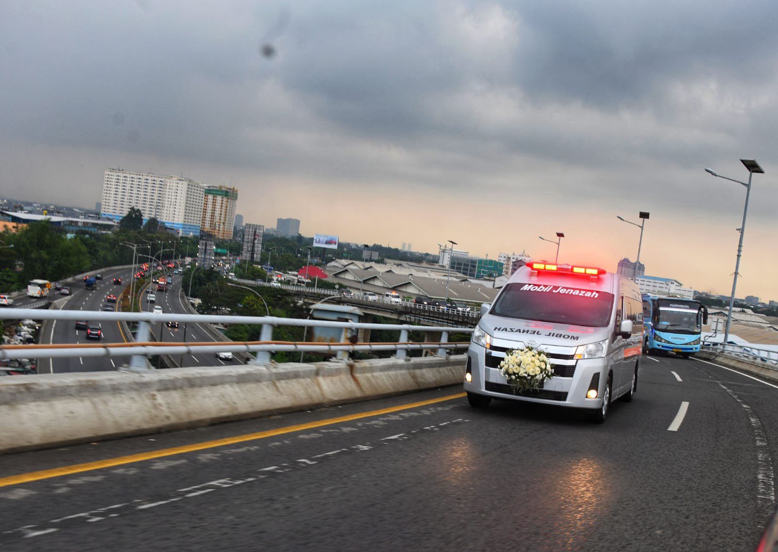 Iring-iringan mobil pembawa jenazah Emmeril Kahn Mumtadz saat menuju Bandung.