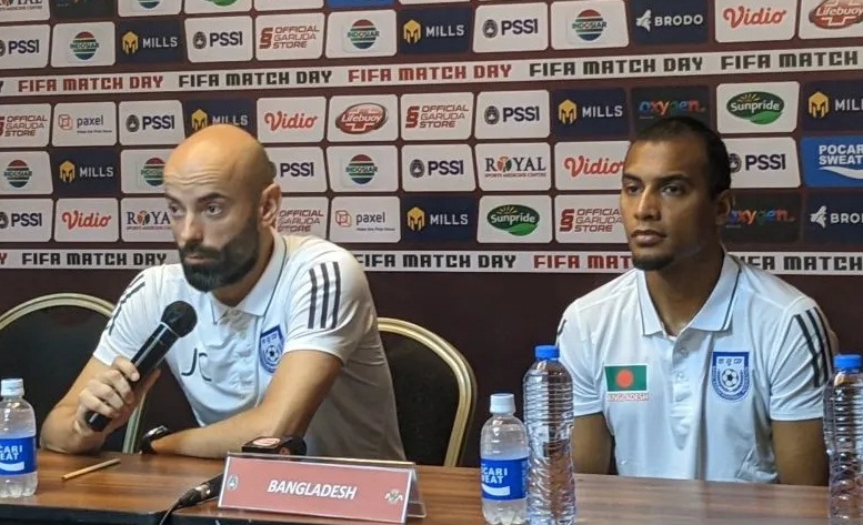 Pelatih tim nasional Bangladesh Javier Cabrera (kiri) dan gelandang Jamal