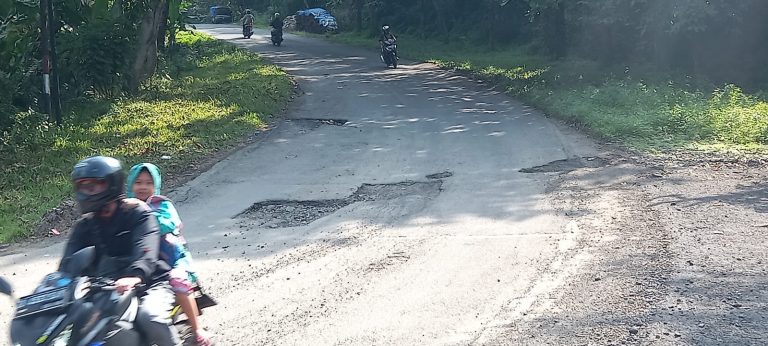 jalan di Simpang Tiga Gunung Sumping