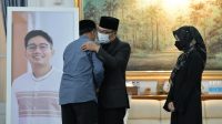 Pelukan Hangat Walikota Sukabumi  untuk Ridwan Kamil, Kami Ikut Merasakan..