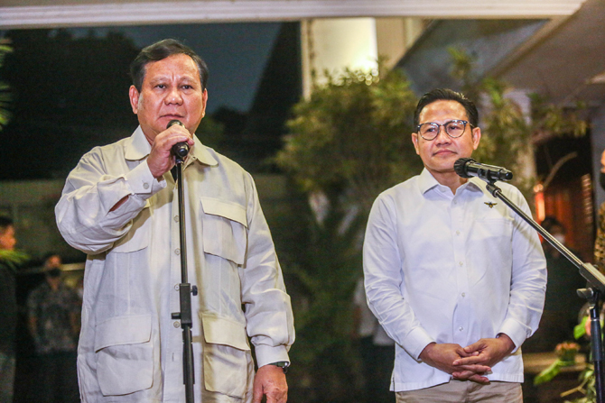 Ketua Umum Gerindra, Prabowo Subianto (kiri)bersama
