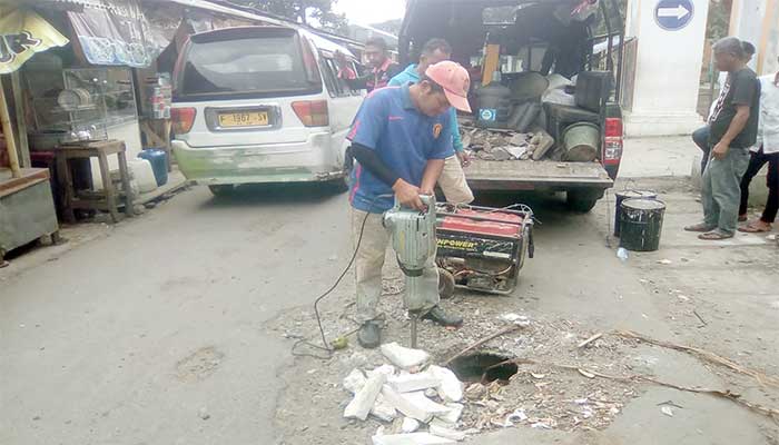 DPUTR Kota Sukabumi memperbaiki Jalan