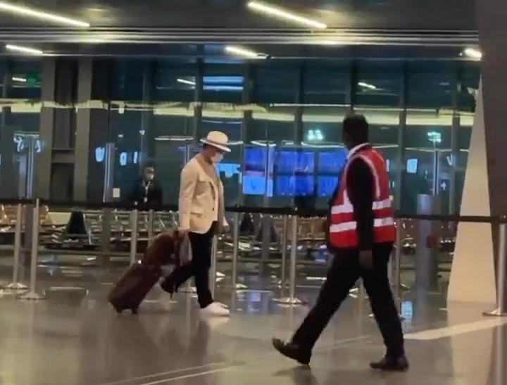 Gubernur Jawa Barat Ridwan Kamil saat transit di Bandara Internasional Hamad (HIA) di Doha, Qatar