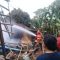 Sejumlah petugas damkar dibantu warga