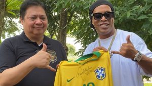 Bertemu Ronaldinho, Ketum Airlangga Dapat Hadiah Baju Warna Kuning