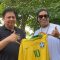 Sang legenda hidup sepakbola Brasil memberi Ketum Airlangga jersey warna kuning tim nasional Brasil lengkap dengan tandatangannya. Warna kuning juga menjadi identitas partai yang dipimpin Airlangga, Golkar.