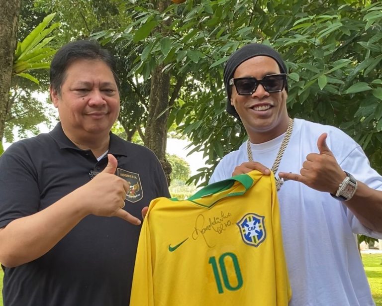 Sang legenda hidup sepakbola Brasil memberi Ketum Airlangga jersey warna kuning tim nasional Brasil lengkap dengan tandatangannya. Warna kuning juga menjadi identitas partai yang dipimpin Airlangga, Golkar.