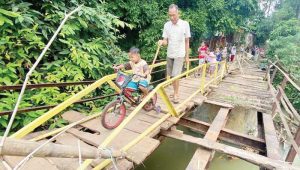 Jembatan Perbatasan Jonggol Klapanunggal Menyeramkan, Warga Terpaksa Riang Melintasinya