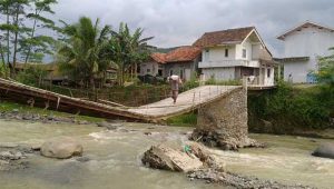 Lewat Jembatan Sungai Cidurian Bogor Menegangkan, Nyaris Ambruk
