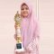 KEREN : Khaira Filzah Zhafira siswi SDN Brawijaya, Gunungpuyuh Kota Sukabumi bersama guru pembimbing lomba kaligrafi menunjukkan piala kebanggaannya. Di Pentas PAI Tingkat Jabar jenjang SD, SDN Brawijaya meraih juara Harapan 1 Kaligrafi.