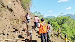 Jalan Penghubung Desa Cibuntu Sukabumi Tertutup Longsor